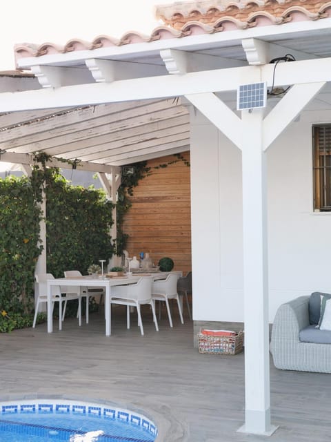 Off site, Day, Balcony/Terrace, Dining area