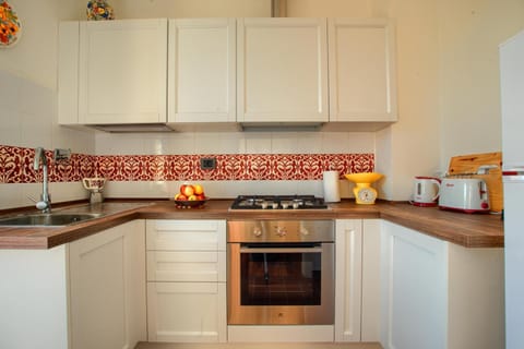 Coffee/tea facilities, Kitchen or kitchenette, stove, toaster