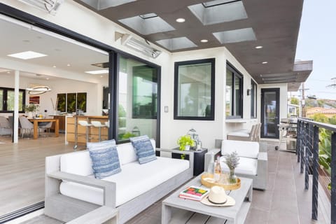 Moonlight Modern by AvantStay Walk to Beach Designer Group Retreat House in Encinitas