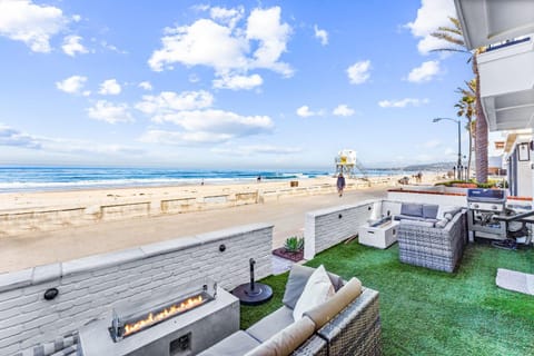 Luxury Ground S Oceanfront Unit with Boardwalk Lounge Firepit - AC House in Mission Beach