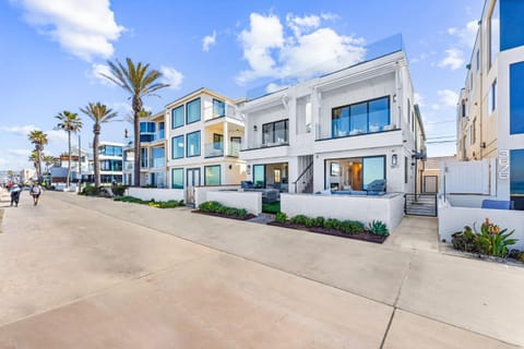 Entire Upper Oceanfront Masterpiece with Rooftop House in Mission Beach