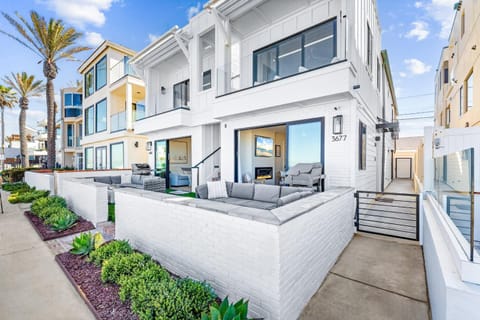 Entire Ground Beachfront Luxury Unit with Patio House in Mission Beach