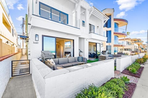 Entire Ground Beachfront Luxury Unit with Patio House in Mission Beach