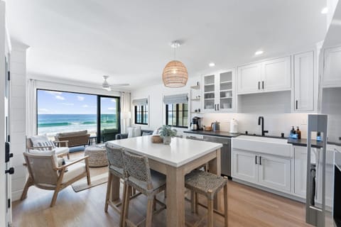 Luxury oceanfront fourplex with roof deck sleeps 22 House in Mission Beach