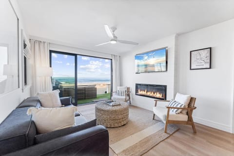 Luxury oceanfront fourplex with roof deck sleeps 22 House in Mission Beach