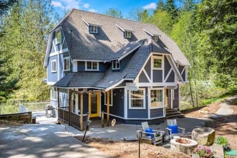 Hillside Cottaga- Private pond, hot tub, game room, by ONP House in Olympic National Park