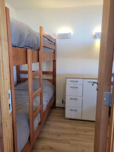 Bedroom, bunk bed