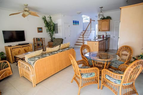 GRACEBAY TOWNHOMES B3, 5 minutes walk to gracebay beach Apartment in Grace Bay