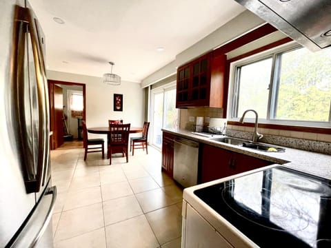 ViHome-Beautiful House Near Bayview and Cummer Vacation rental in Markham