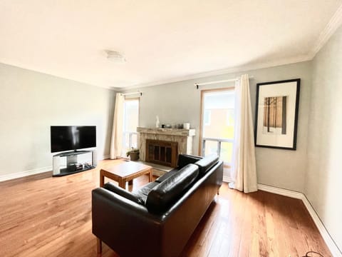 ViHome-Beautiful House Near Bayview and Cummer Vacation rental in Markham