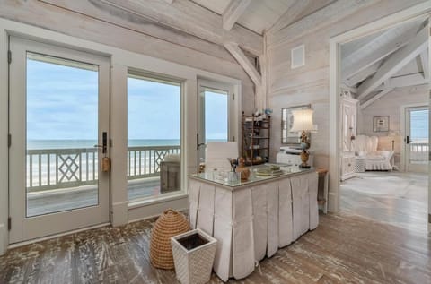 Luxurious 4-Bedroom Coastal Retreat - 6BR House in Atlantic Beach