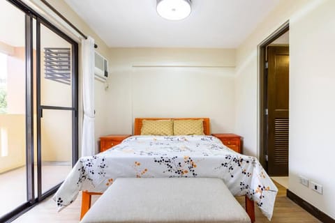 Aloha Hale 2BR Apartment near Malls Fast Wi-Fi parking Apartment in Las Pinas