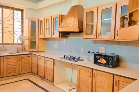 Kitchen or kitchenette, dishwasher, stove