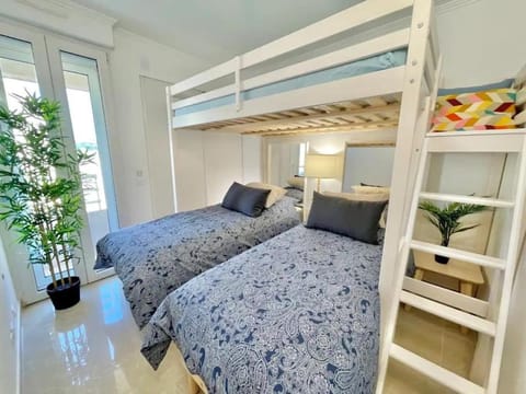 Bedroom, bunk bed