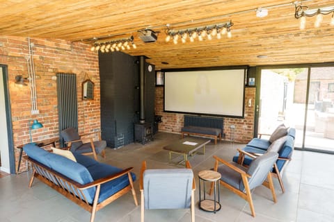 Communal lounge/ TV room, TV and multimedia, Living room, Seating area, Evening entertainment