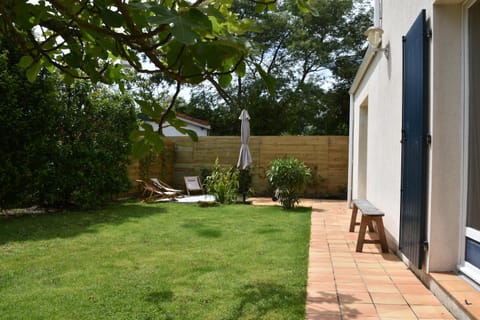 Property building, Garden, Garden view, sunbed