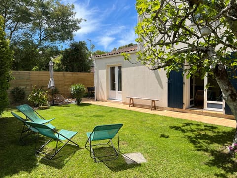 Property building, Garden, Garden view, sunbed