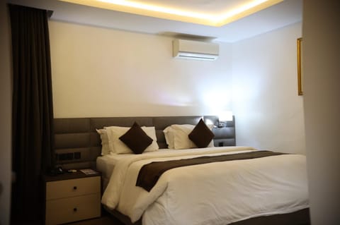 Bed, Photo of the whole room, Bedroom, air conditioner