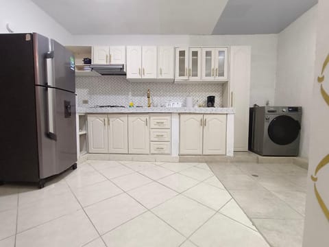 Modern 2-bed Hot Water AC Washer & Dryer Apartment in Cali