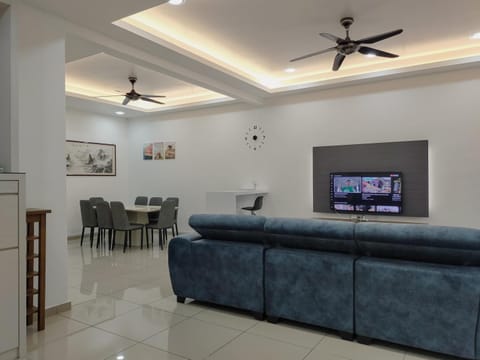 TV and multimedia, Living room, Seating area, Dining area