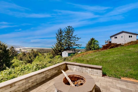 Hilltop House House in Pacific City