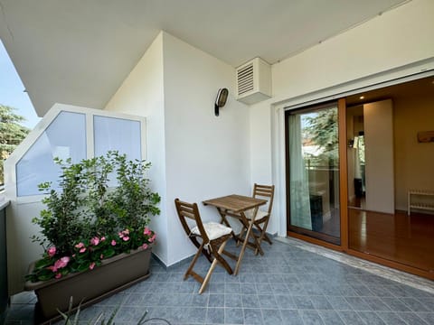 Property building, Patio, Day, Balcony/Terrace