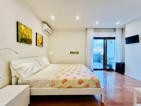 Bed, TV and multimedia, Photo of the whole room, Bedroom, air conditioner