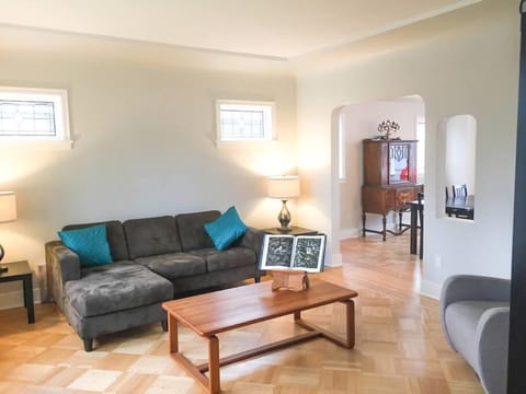 5BR,3BA Family Friendly City Cottage House in Vancouver