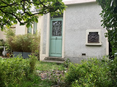 Jolie petit studio indépendant lumineux de 13m2 dans un écrin de verdure House in Chatou