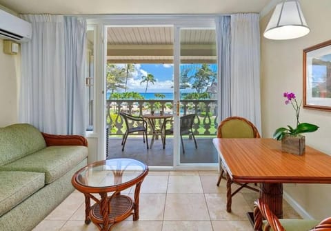 Beautiful OCEAN VIEW with free Parking & Top Floor Apartment in Waipouli Beach