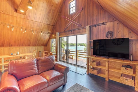 Lakefront Sparta Cabin with Private Beach and Dock! Maison in Lake Sinclair