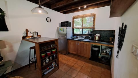 Coffee/tea facilities, Kitchen or kitchenette, stove