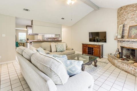 Pearland Home with Patio, 21 Mi to Downtown Houston! Maison in Pearland