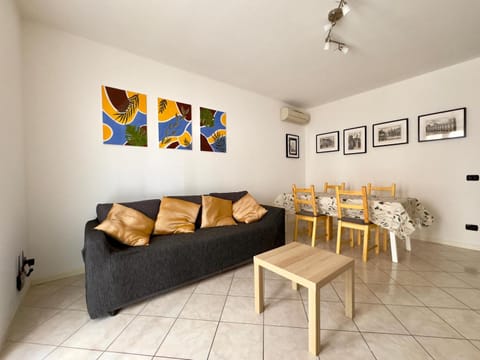 Living room, Seating area, Dining area, air conditioner