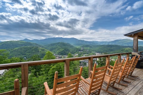 Smoky Mountain High By Stony Brook Cabins House in Gatlinburg