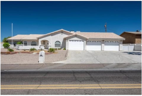 Daytona Beautiful, Spacious, 5 Bedrooms, 4 Bathrooms Big House House in Lake Havasu City