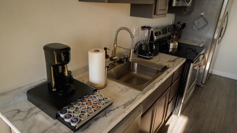 Coffee/tea facilities, oven, stove, kitchen