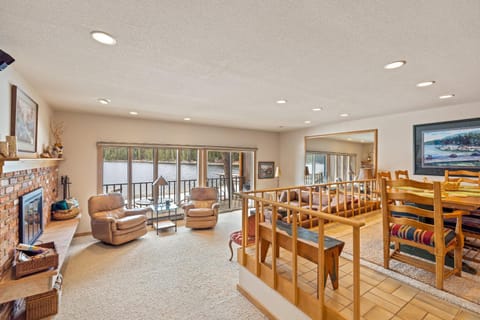 New* Tamarack Bay Classic - Lakefront condo - dock - pool - beach House in Valley County