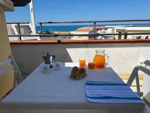 View (from property/room), Balcony/Terrace, Dining area, Sea view