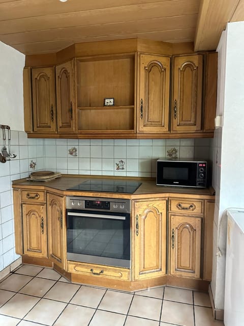 Kitchen or kitchenette, dishwasher, stove