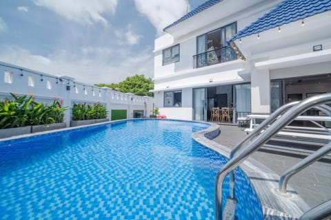 Property building, Day, Pool view, Swimming pool, Parking, sunbed