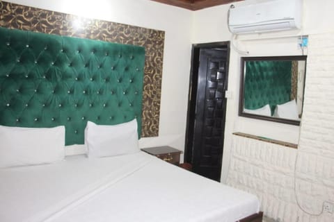 Bathroom, Banquet/Function facilities, Bedroom, air conditioner