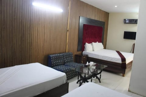 Bed, TV and multimedia, Living room, Photo of the whole room, Seating area, Evening entertainment, Bedroom, air conditioner