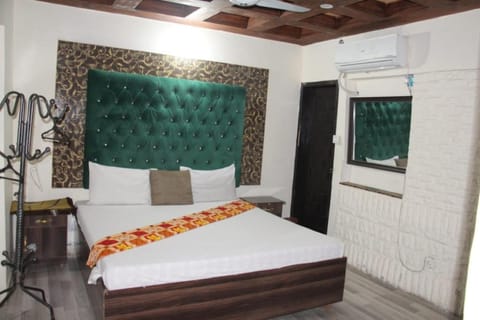 Bed, Photo of the whole room, Bedroom, air conditioner