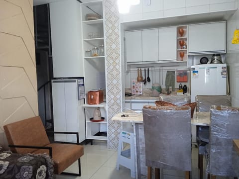 Kitchen or kitchenette, minibar, oven, stove