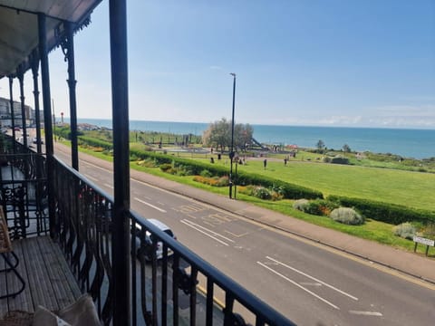 Stunning sea view spacious apartment with free parking in Margate Apartment in Margate