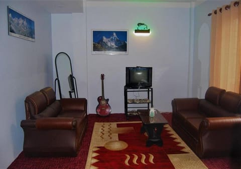 Communal lounge/ TV room, TV and multimedia, Living room, Seating area, Evening entertainment