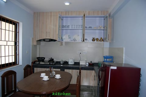 Coffee/tea facilities, Kitchen or kitchenette, Living room, Seating area, Dining area