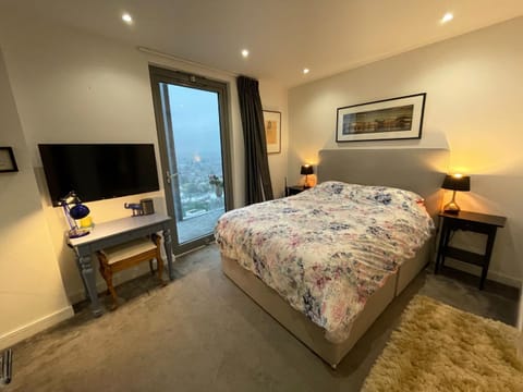 Luxury Skyline Retreat Apartment in Brentford