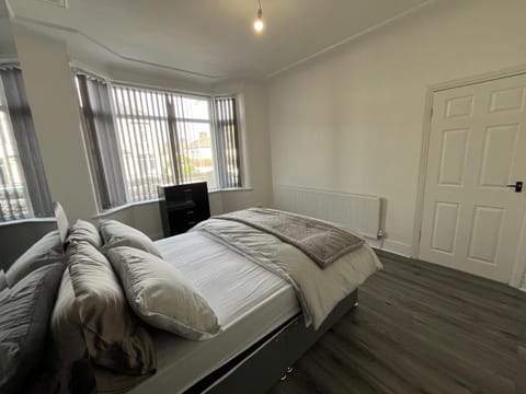 Blue Rain 4 Bed and Breakfast in Liverpool